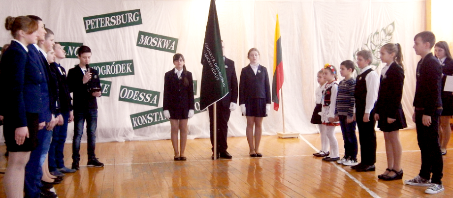 Dieveniškių Adomo Mickevičiaus gimnazija turi savo vėliavą