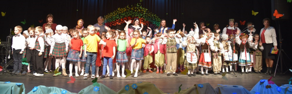Dainuojantys darželinukai Šalčininkų scenoje