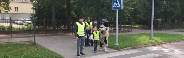 Šalčininkų policijos pareigūnai rūpinasi moksleivių saugumu prasidėjus mokslo metams