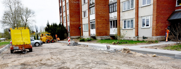 Gražėja daugiabučių kiemai