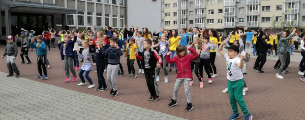 Šokio dienos proga spalvingas flešmobas Šalčininkų aikštėje