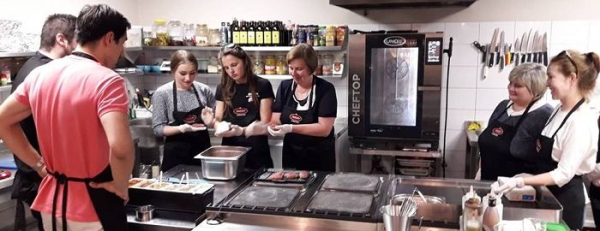 „Meze“ restorano virtuvės šefas dalinasi patirtimi su Dieveniškių TVM kulinarais ir konditeriais 