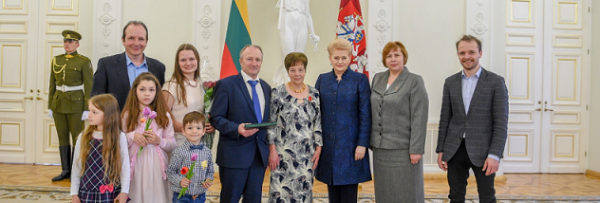 Šalies vadovė Dalia Grybauskaitė apdovanojo daugiavaikę mamą Mariją Bobin