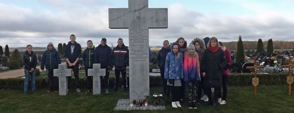 Kwiaty dla bohaterów mamy, na grobach przodków je składamy