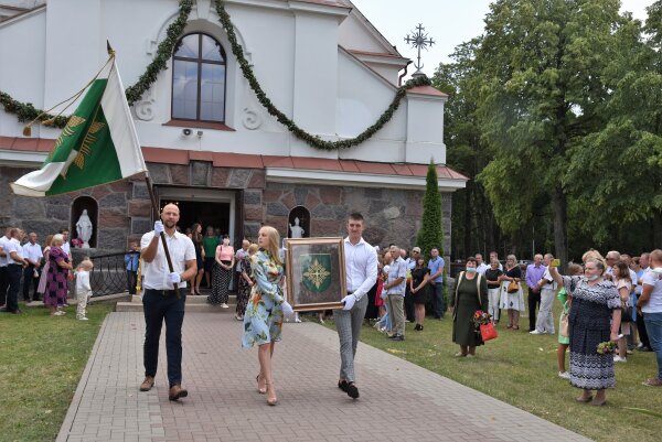 Pabarė turi savo vėliavą ir herbą