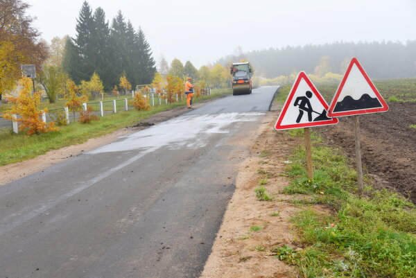 Tęsiami kelių remonto darbai