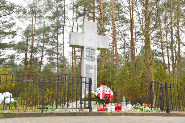 Wieńce na grobach bohaterów