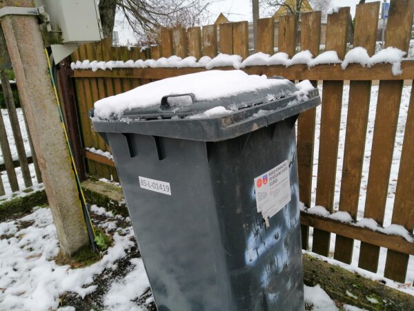 Šaltis trikdo atliekų konteinerių aptarnavimą