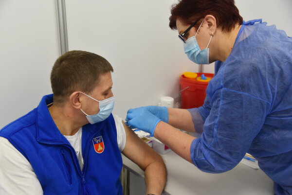 Šalčininkų rajono meras pasiskiepijo vakcina „AstraZeneca“