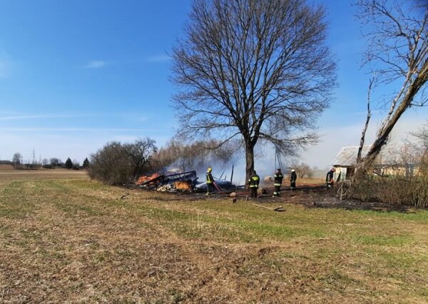 Šalčininkų priešgaisrinės tarnybos pareigūnai primena apie atvirų teritorijų gaisrų pavojų