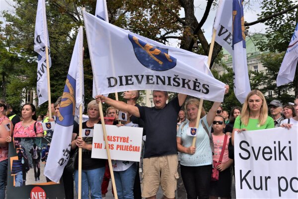 Taikus gyventojų protestas prie Vyriausybės
