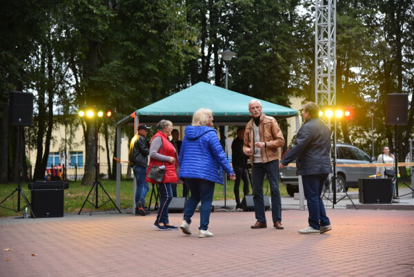 Paskutinis šokių vakaras miesto parke