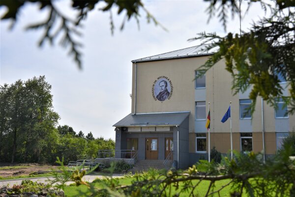 Prasidėjo Jašiūnų M. Balinskio gimnazijos stadiono remonto darbai