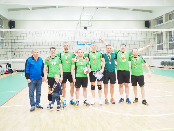 Kalesninkų Jono Pauliaus II jaunimo sporto klubo tinklininkai laimėjo mero taurę
