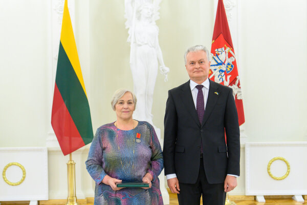 Prezidentas apdovanojo daugiavaikę motiną Leonardą Burinskają