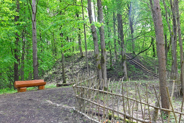 Kurmelionių piliakalnis kviečia smalsius turistus