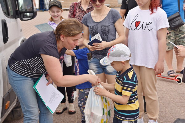Ukrainiečių vaikus pradžiugino „Smaližiamobilis – ЛасунCar”