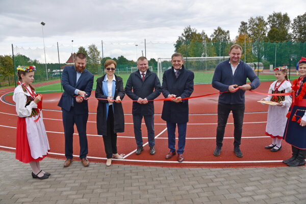 Nowe boisko w Jaszunach otwarte! Kochajcie sport!