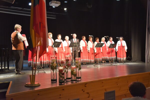 Skambėjo patriotiškos dainos