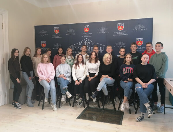 Turizmo ir jaunimo centre netyla jaunimo juokas ir diskusijos