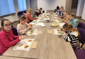 Edukacija vaikams „Meduolinių eglutės žaisliukų puošimas“