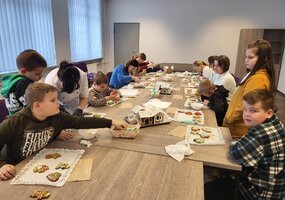Edukacija vaikams „Meduolinių eglutės žaisliukų puošimas“