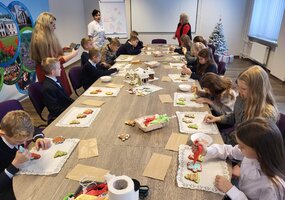 Edukacija vaikams „Meduolinių eglutės žaisliukų puošimas“