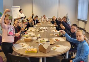 Edukacija vaikams „Meduolinių eglutės žaisliukų puošimas“