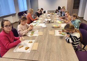 Edukacja dla dzieci „Upiększenie zabawek piernikowych na choinkę”