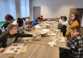 Edukacja dla dzieci „Upiększenie zabawek piernikowych na choinkę”