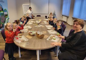 Edukacja dla dzieci „Upiększenie zabawek piernikowych na choinkę”