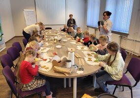 Edukacja dla dzieci „Upiększenie zabawek piernikowych na choinkę”
