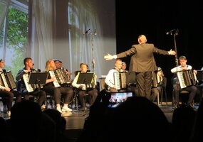„Vaikystė muzikos garsų ir šokio jūroje“