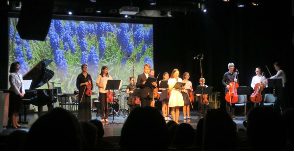 „Vaikystė muzikos garsų ir šokio jūroje“