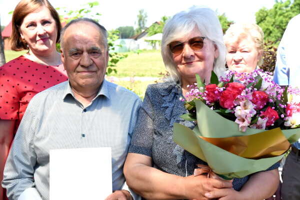 50 metų kartu: jis pjauna žolę, aš einu iš paskos su grėbliu