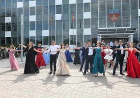 Išleistuvių polonezas Šalčininkų miesto aikštėje