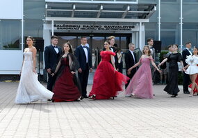 Išleistuvių polonezas Šalčininkų miesto aikštėje