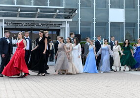 Išleistuvių polonezas Šalčininkų miesto aikštėje