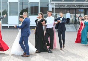 Išleistuvių polonezas Šalčininkų miesto aikštėje