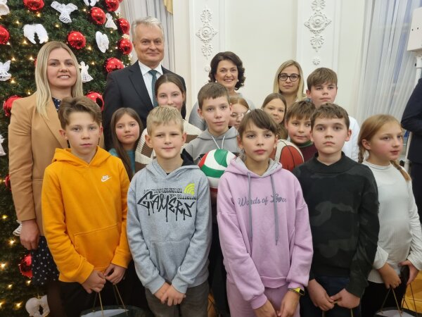 Baltosios Vokės dienos užimtumo centro vaikai dalyvavo Prezidentūros Kalėdų eglės įžiebimo šventėje