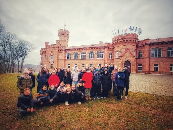 Podróż w czasie i historii: uczniowie z „Klubu podróżników” na szlaku zamków nadniemeńskich