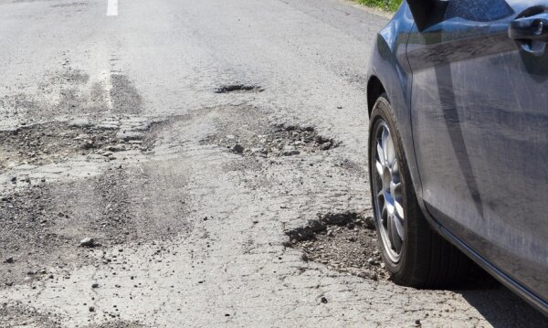 Ką daryti, kai transporto priemonė įvažiuoja į kelio duobę?