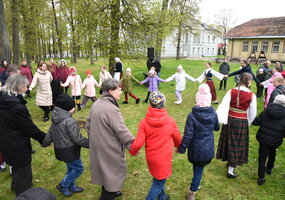 Šalčininkuose žaliuos Dainų šventės 100-mečiui skirtas ąžuolas