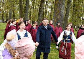 Šalčininkuose žaliuos Dainų šventės 100-mečiui skirtas ąžuolas