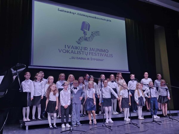 Pirmasis Vaikų ir jaunimo vokalistų festivalis „Su daina ir šypsena“