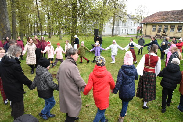 Šalčininkuose žaliuos Dainų šventės 100-mečiui skirtas ąžuolas