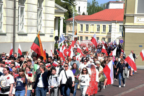 Sostinė pasipuošė tradicinėmis lenkų spalvomis