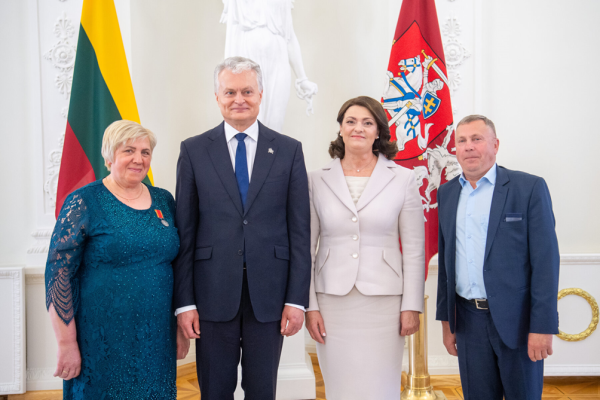 Prezidentas Gitanas Nausėdą apdovanojo daugiavaikę motiną Františką Rakalovič
