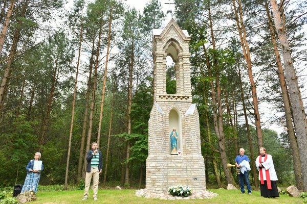 Dziewieniszki: pielgrzymka rozpoczęła się od poświęcenia szwedzkiej kapliczki