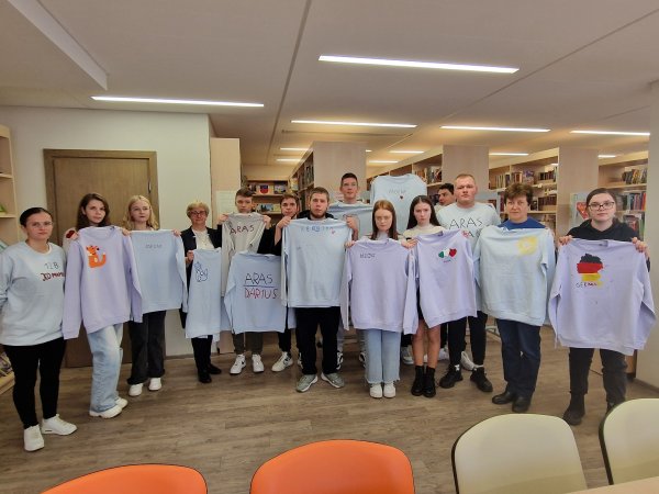Edukacija „Piešimas ant džemperių“ bibliotekoje